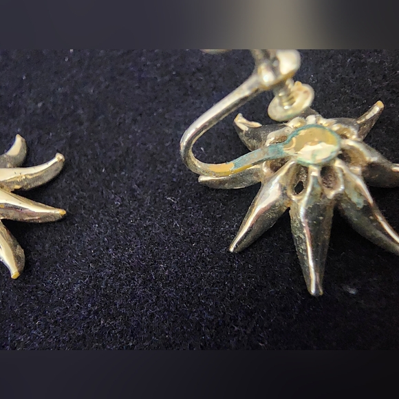 SE16 Gold and Pink Color Floral Screw-on Earrings For No Pierced Ears - Picture 7 of 8